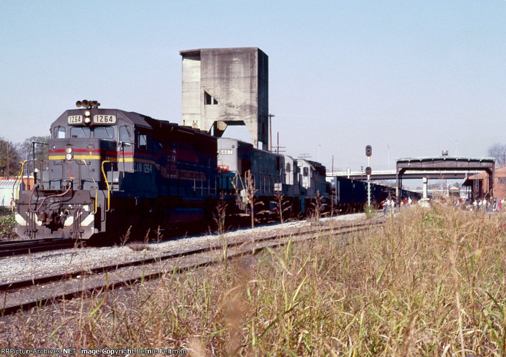 Louisville & Nashville SD40-2 #1264 leads a Mobile (AL) bound export coal train